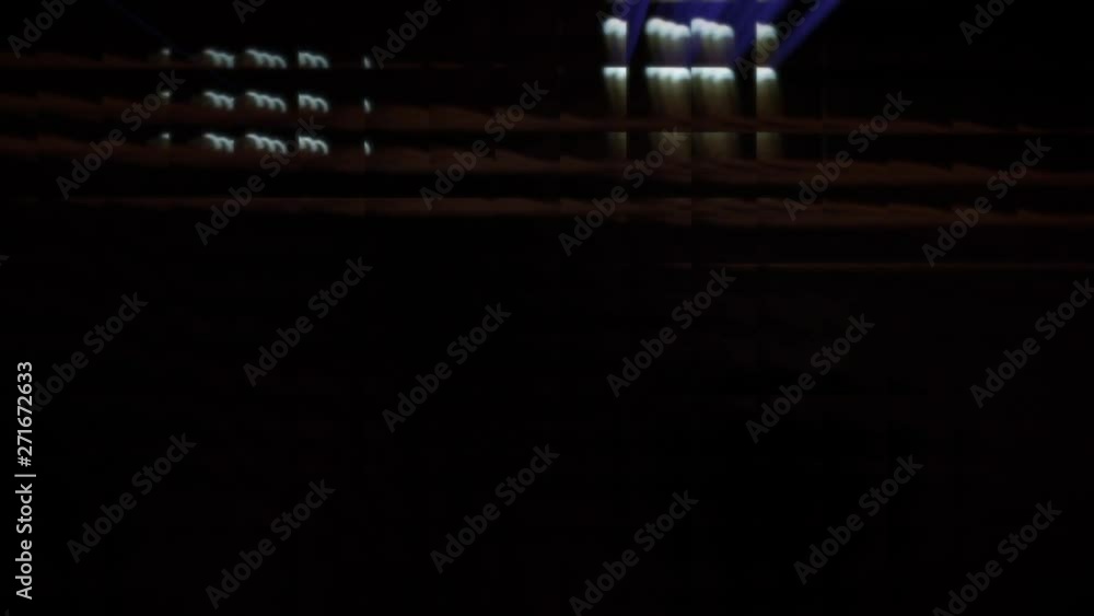 Abstracto de Proyeccion de focos de luz radiante en tonos azules que pasan de derecha a izquierda Abstracto de Proyeccion de focos de luz radiante en tonos azules que pasan de derecha a izquierda