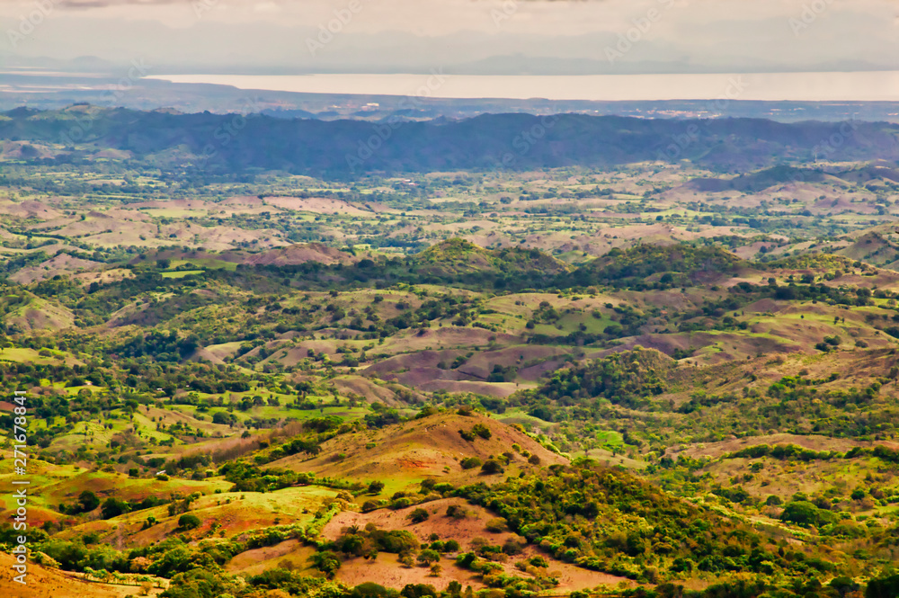 Obraz premium Ciudad de Las Tablas vista desde el Cerro Canajagua en la Península de Azuero. Fondo el Golfo de Parita. Junio 2019