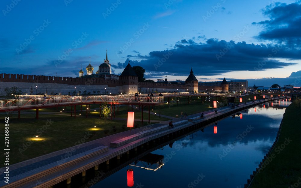 Obraz premium Tula Kremlin. Embankment. Promenade in the Park. Night. Street lights. Night lights.