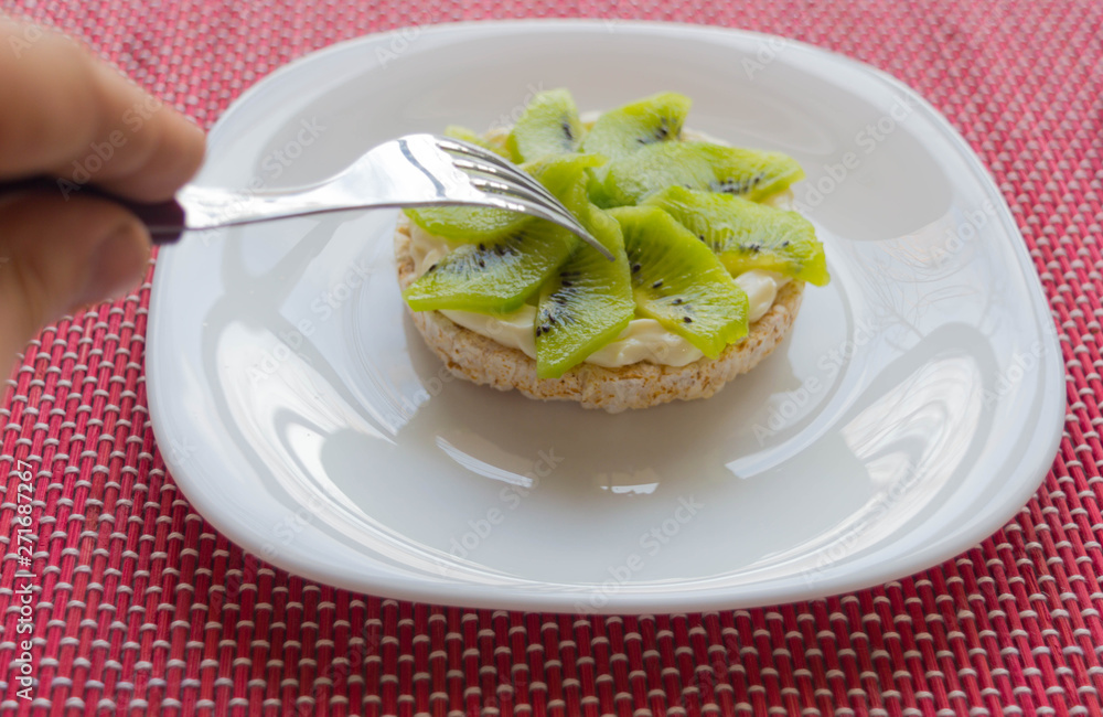 Rice crackers with light and kiwi spreadable cheese. Rice crackers with light and kiwi spreadable cheese.