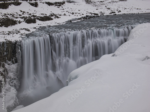 Eine Aufnahme vom Dettifoss Wasserfall im Winter