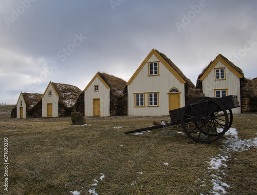 Eine alte Kutsche vor den Torfhäusern in Island photo