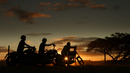 Tableau sur plexiglas Moto Motards dans le ciel en fin d'après-midi  © Thiago Melo