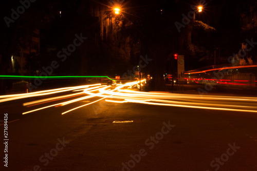 Ruas em movimento em fotografia noturna © Lorran Santos