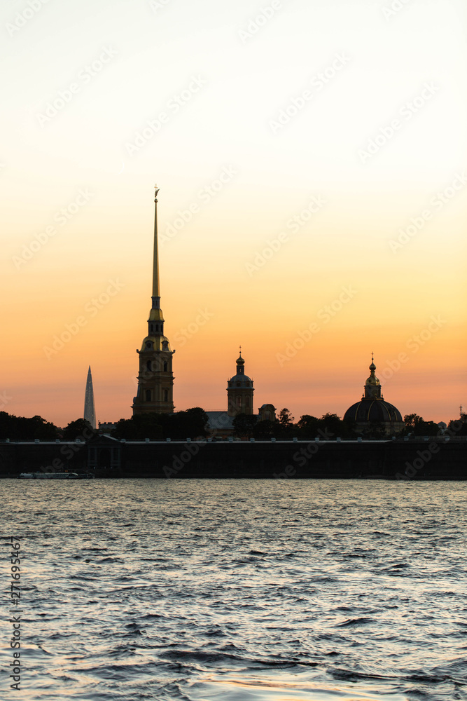 Шпиль Петропавловской крепости на закате, Санкт-Петербург, Россия