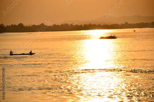 ラオスのシーパンドン デット島のメコン川 美しい夕日とボート
