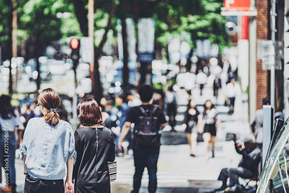 大阪の街を歩く人々