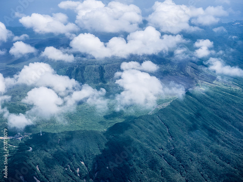 伊豆大島上空を低空で飛ぶ飛行機からの航空写真 三原山の火口 8月