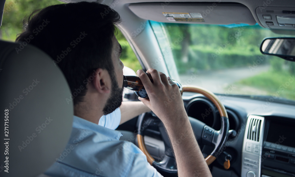 man drinking alcohol while driving a car man drinking alcohol while driving a car