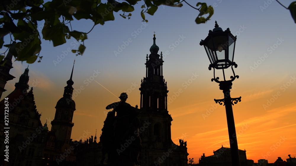 Nächtliche Silhouette mit Hofkirche, Residenzschloss und Laterne Nächtliche Silhouette mit Hofkirche, Residenzschloss und Laterne