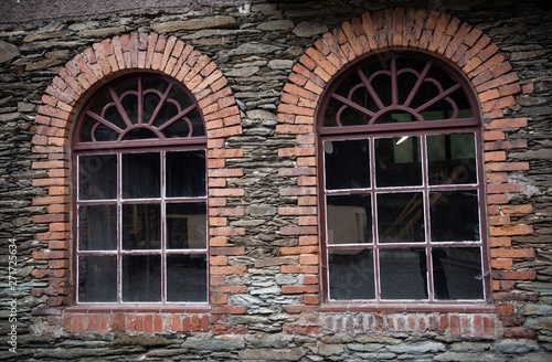  Interessante, mit Backstein eingefasste Fenster einer alten stillgelegten Fabrikanlage © Thomas