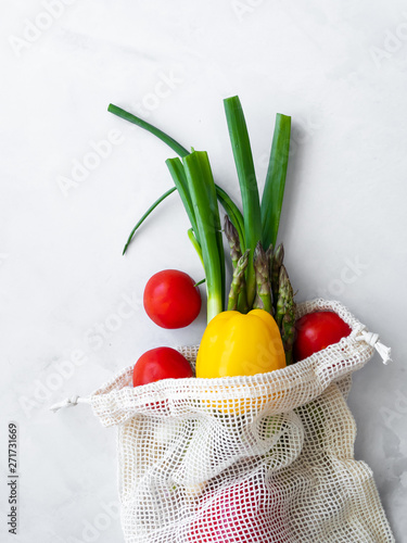 Wiederverwendbare Einkaufstasche mit Biogemüse, gesunde Ernährung, nachhaltige Lebensweise, Flat lay photo