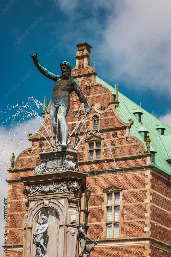 Obraz premium Frederiksborg castle fountain statue