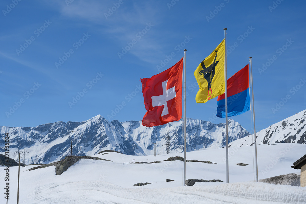 Naklejka premium Fahnen auf der Passhöhe des St. Gotthardpasses, Schweiz