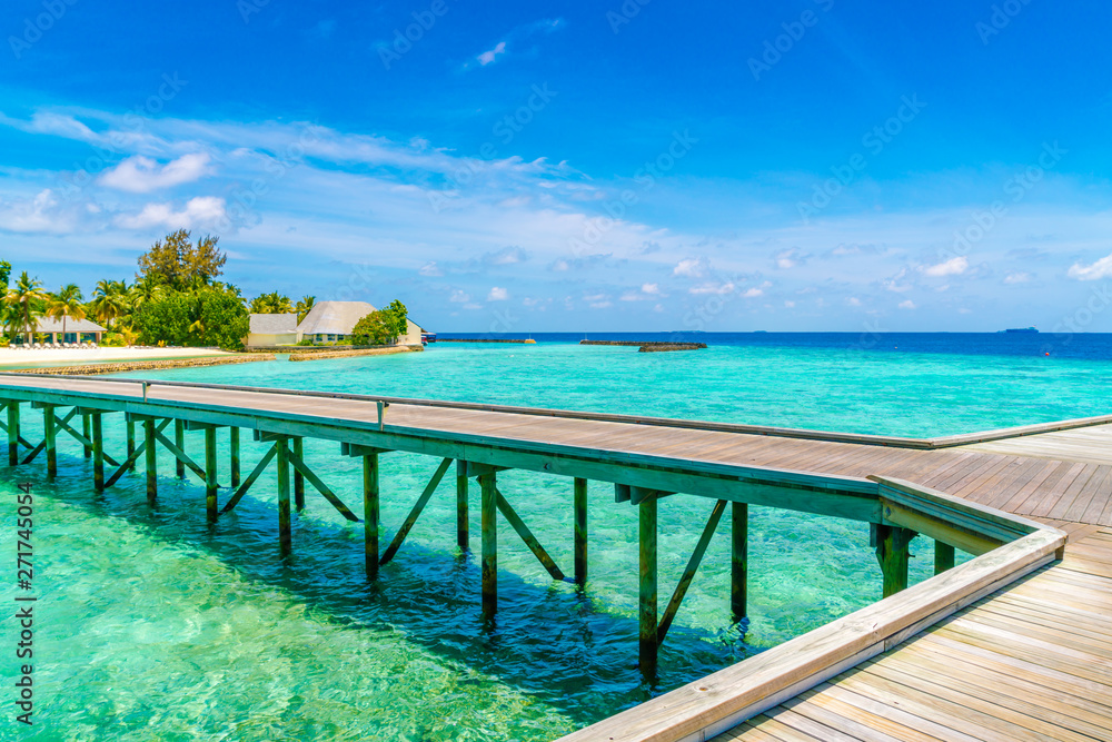 Obraz premium Beautiful water villas in tropical Maldives island .