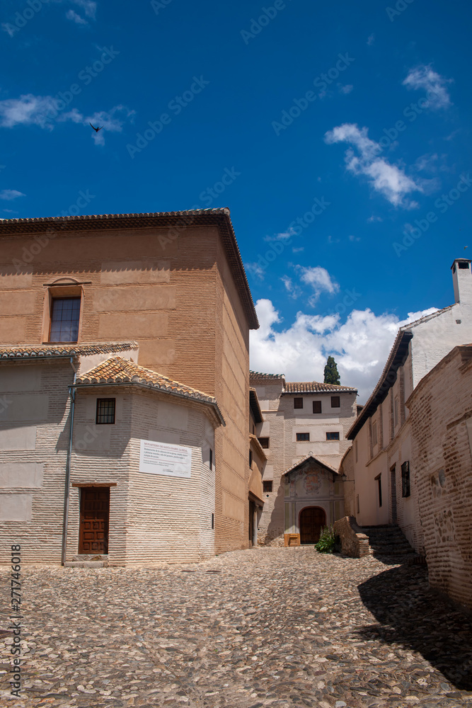 paseo por las calles del antiguo barrio del Albaicín, Granada	