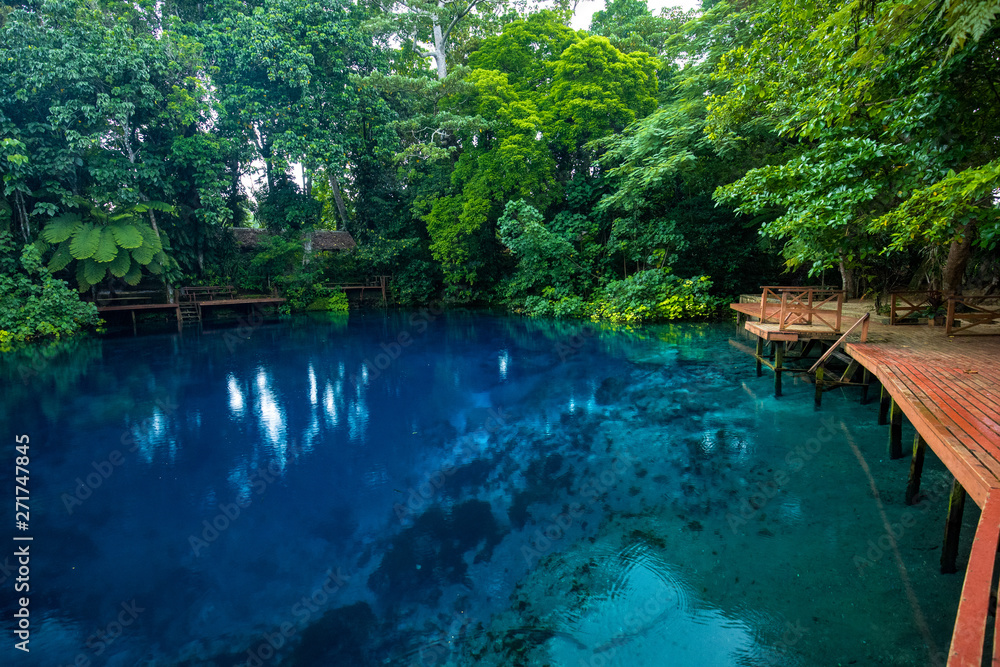 Fototapeta premium Nanda Blue Hole, Espiritu Santo, Vanuatu, Luganville