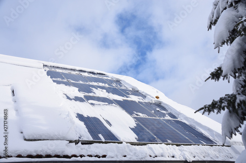 Solaranlage im Winter mit Schnee auf dem Dach