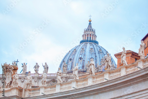 Obraz na płótnie Cupola and sculptures of St. Peter's Basilica w salonie