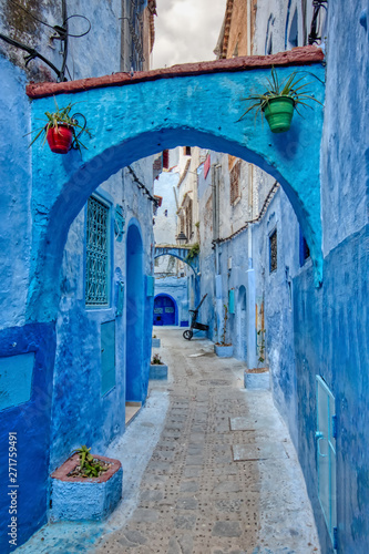 Nice alley with arches in Chefchaouen, tourist city in northern Morocco © juanorihuela