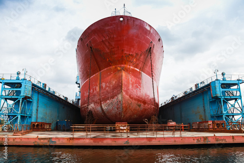Foto Huge red tanker is in floating dock