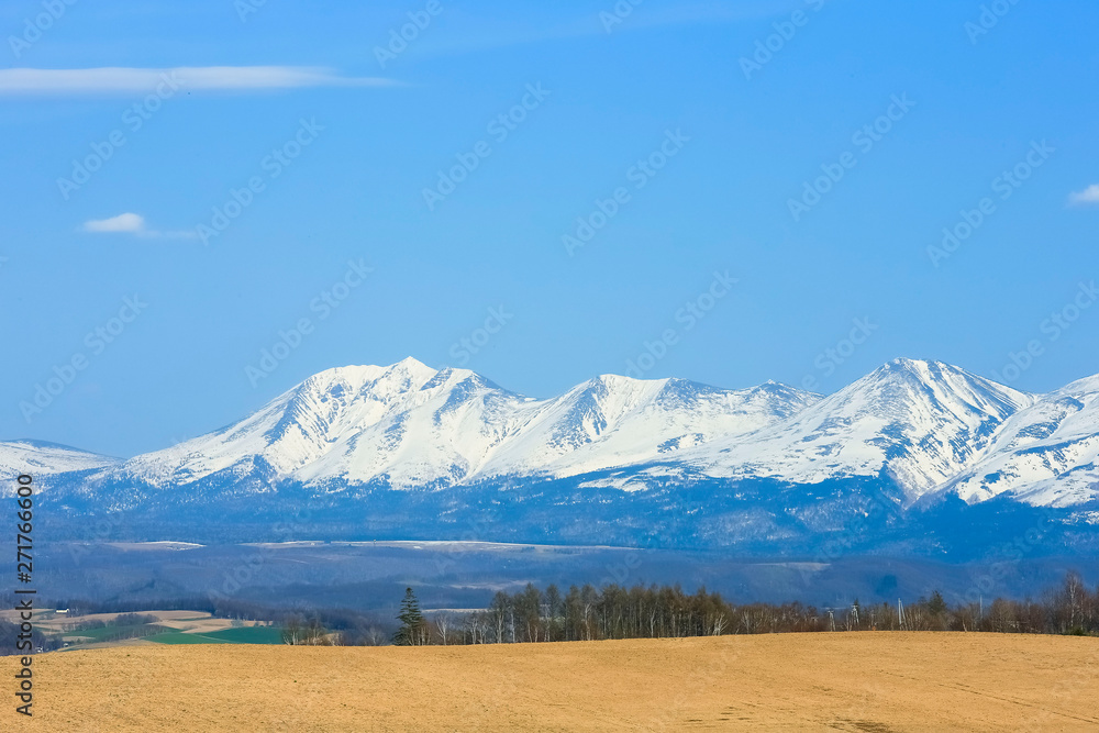 Fototapeta premium 日本 北海道 山と青空背景