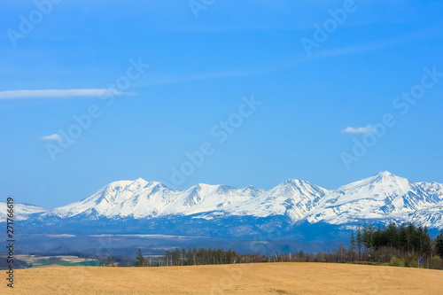 日本 北海道 山と青空背景
