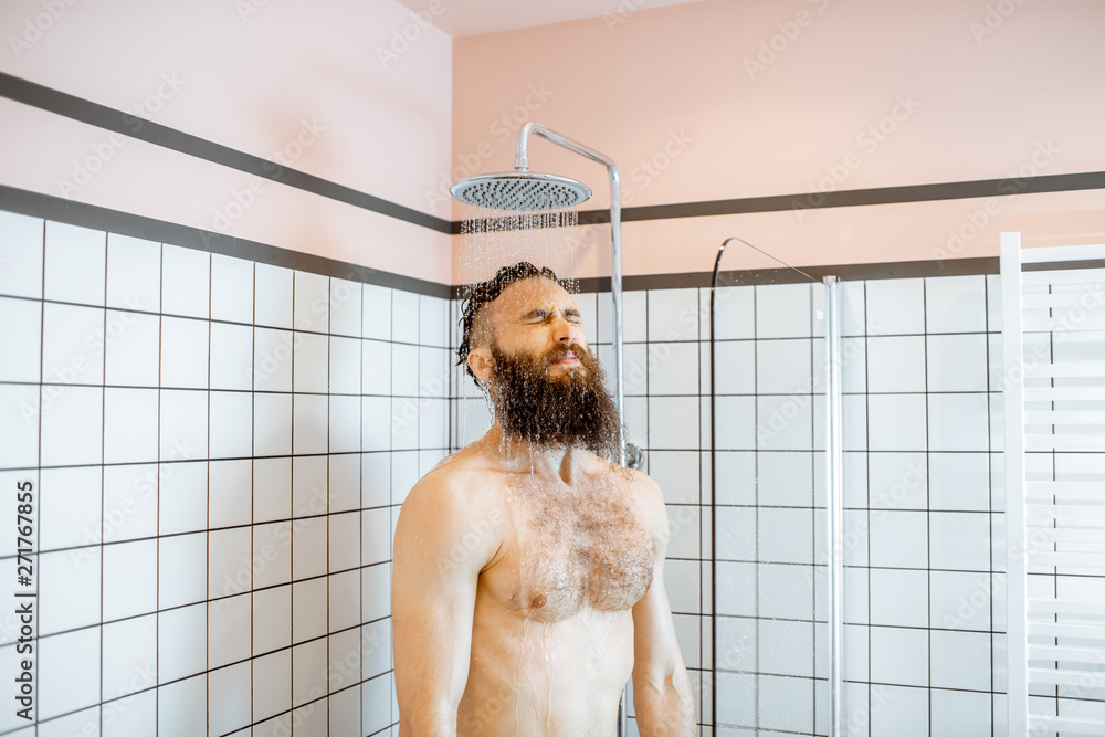 Cold shower icobn. Мужчина в душе. Петь в душе. Tom have a shower. Tom have a shower.