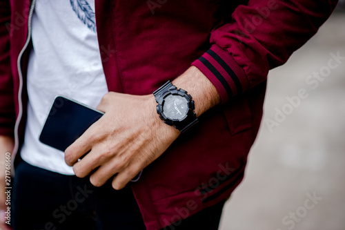 Gentlemen's hands and watches Like wearing a wristwatch And punctuality