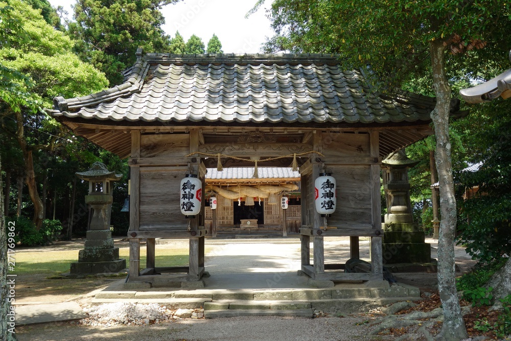 島根県松江市にある六所神社の神門と奥に見える拝殿