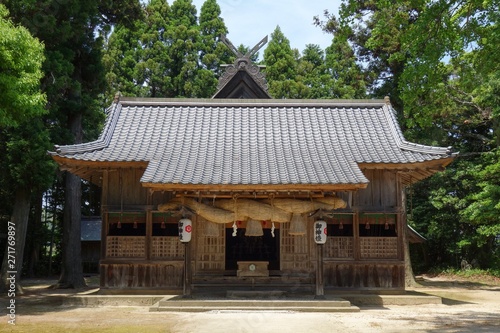 島根県松江市にある六所神社拝殿と本殿の屋根 © Koichi Suenaga