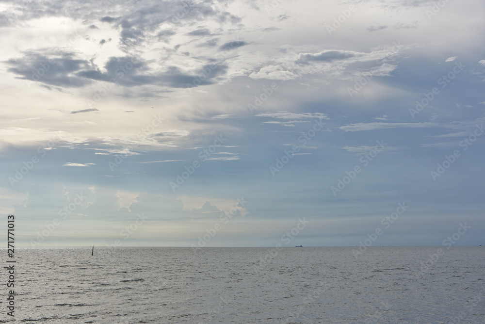 Fototapeta premium Sky and sea in the evening