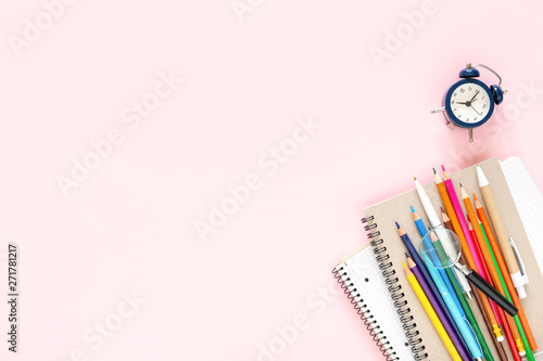 Foto School stationary on pink background