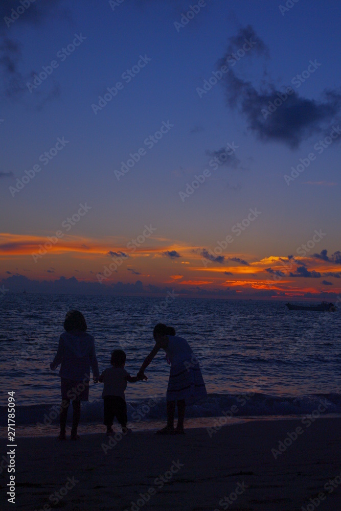 夕焼けと子ども