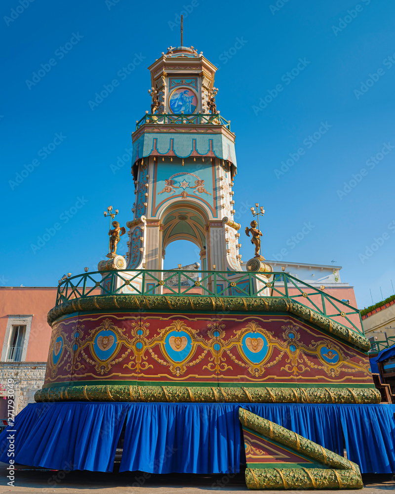 Obraz premium Terlizzi, Apulia. Triumphal chariot, wooden construction driven by the force of 60 men on which a Holy Icon is installed to pull out to the cathedral