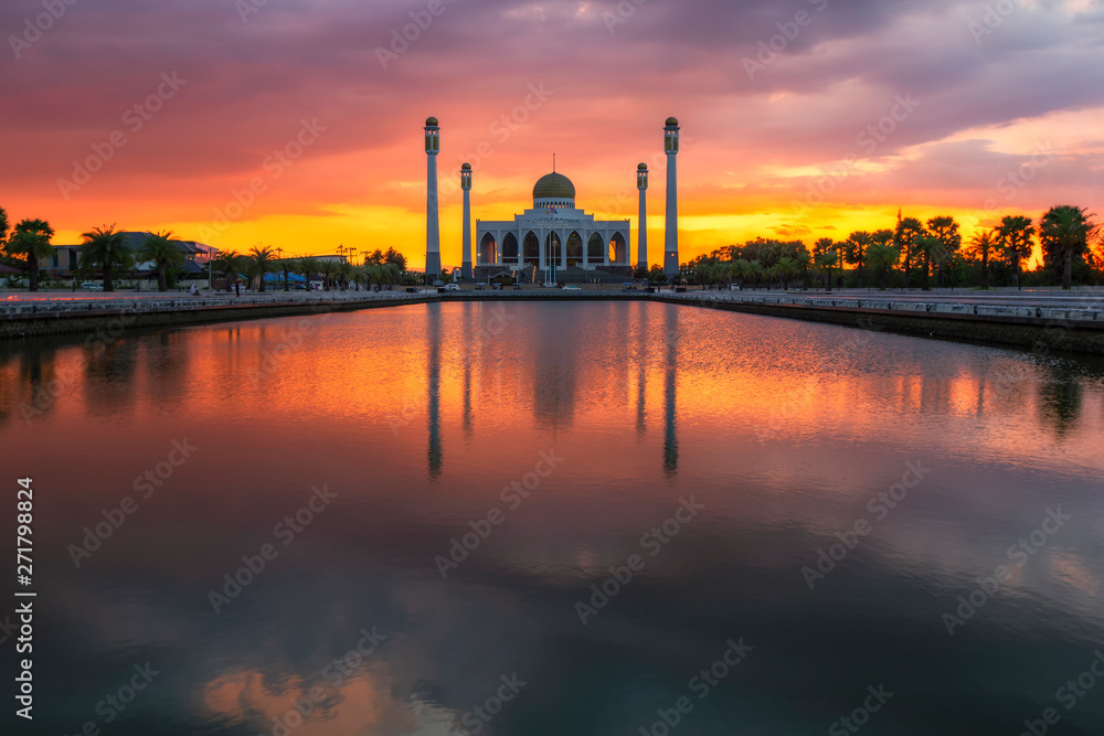 Naklejka premium Beautiful sunset with reflection on river at Songkhla centre musyid