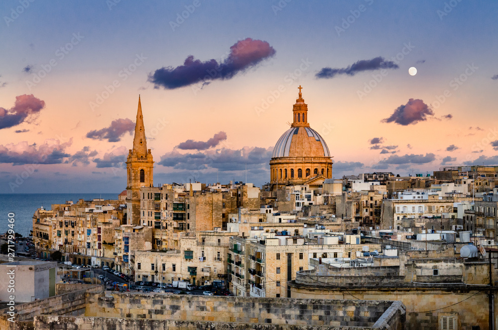 Mond über Valletta bei Sonnenuntergang