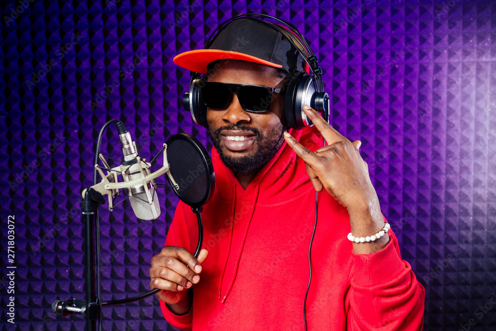 Forsøg Rendezvous Forstyrret afro american man headphones in a cap and a hood sunglasses recording hip  hop song track. Stock-foto | Adobe Stock