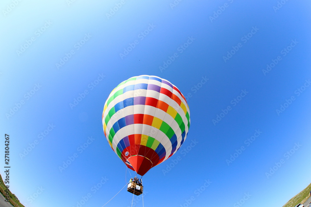 Naklejka premium 空に浮かぶ気球