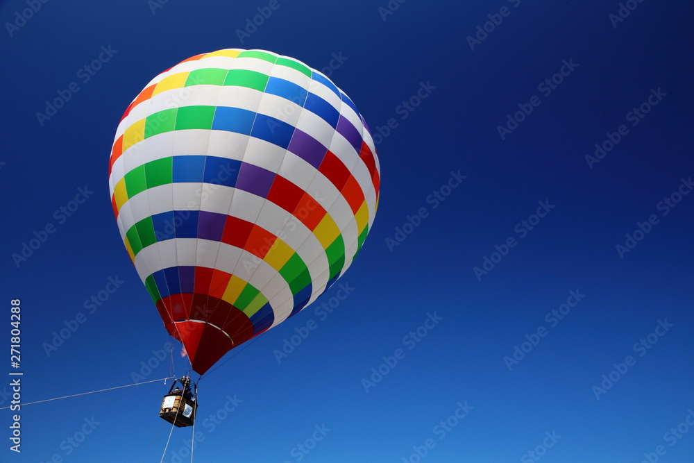 Naklejka premium 空に浮かぶ気球