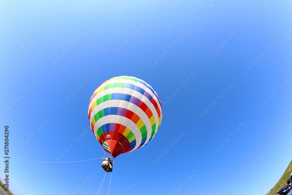 Naklejka premium 空に浮かぶ気球