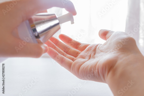 手で化粧水をプッシュする