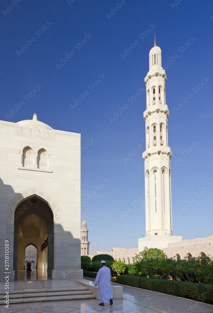 Obraz premium Muscat, Oman: Local man in traditional arabian clothes in Sultan Qaboos Grand Mosque.