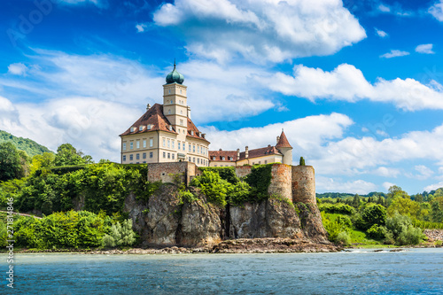 Tableau sur toile Schonbuhel castle, Danube river, Lower Austria