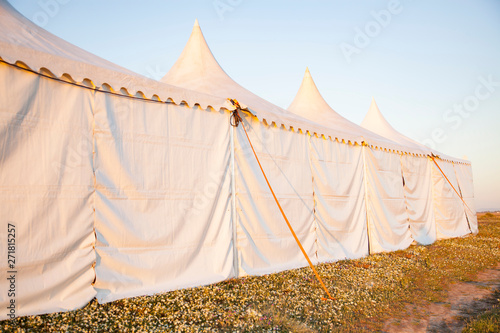 carpas al aire libre a la caída del sol para eventos multitudinarios