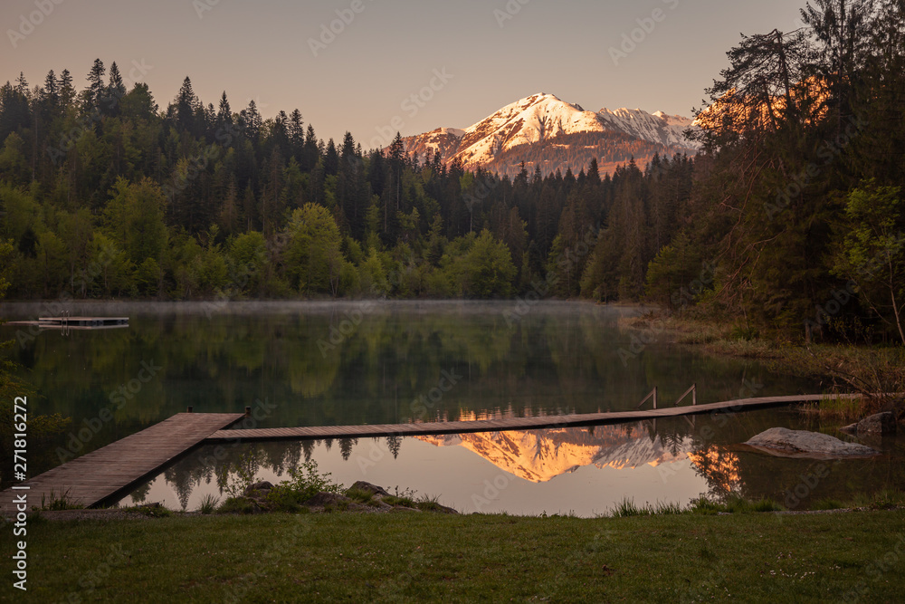Fototapeta premium sunrise at the lake, crestasee