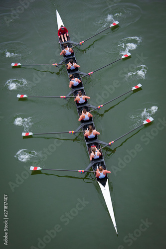 Canvas Print Women's Crew Team in Competition