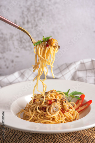 Spaghetti with shellfish served in a white dish