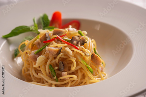 spaghetti with tomato sauce and basil