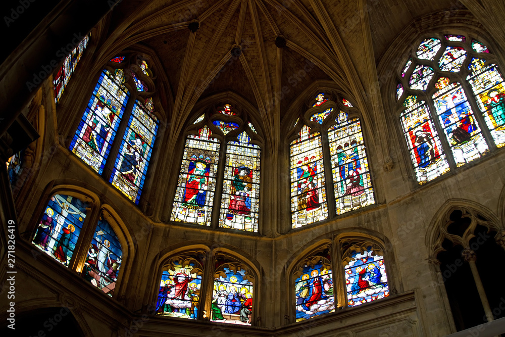 Buntglasfenster in der Kirche Saint-Séverin in Paris